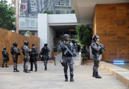 Policías montan guardia fuera del edificio en el que se arrestó al capo de la droga Damaso Lopez, “El licenciado", en Ciudad de México. 2 de mayo de 2017. REUTERS/Henry Romero