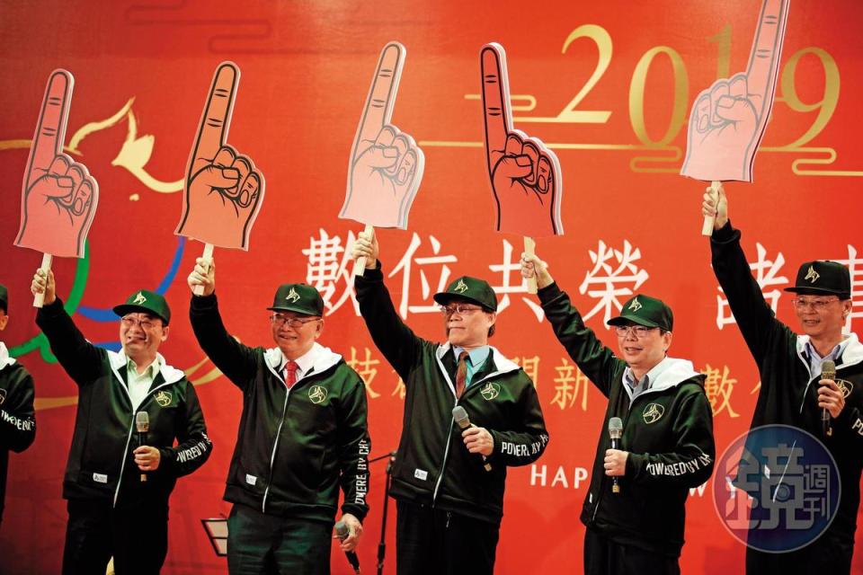 中華電信尾牙宴上，鄭優（左2）率領總經理謝繼茂（中）等一級主管高歌〈世界第一等〉，希望能續創營運高峰。