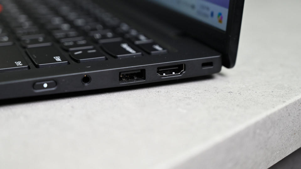 Eine Nahaufnahme der Anschlüsse auf der rechten Seite des Lenovo ThinkPad X1 Carbon (12. Generation), die von links nach rechts den Netzschalter, die Kopfhörerbuchse, den USB-A-Anschluss, den HDMI-Anschluss und den Steckplatz für ein Kensington-Schloss zeigt.