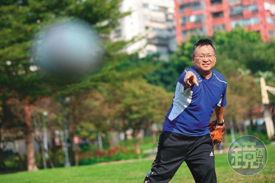 楊啟宏熱愛棒球運動，自創的牛棚選股法，靈感來自王牌投手王建民。