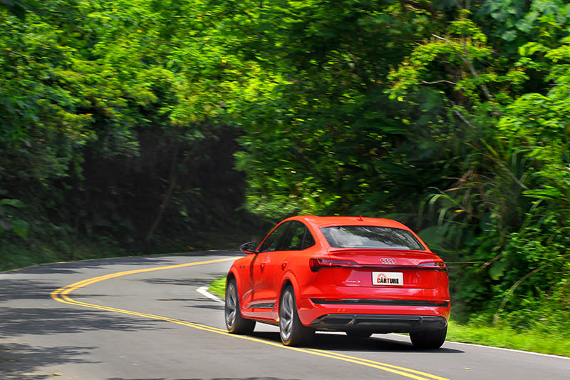 低重心、跑車化氣壓懸吊、quattro及後軸扭力分配系統，讓e-tron S Sportback有著不俗的操控樂趣。