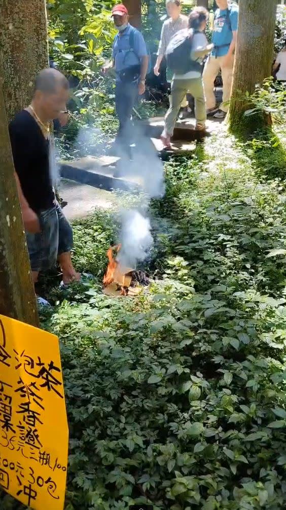 老翁遭遊客制止，自稱在拜山神才燒紙錢。(圖／翻攝畫面)