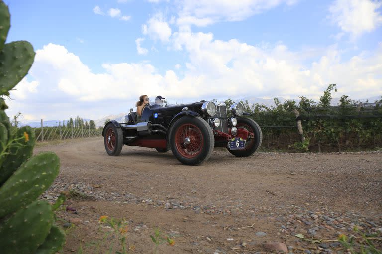 Los autos de colección corrieron por un trayecto que incluyó viñedos y caminos de tierra