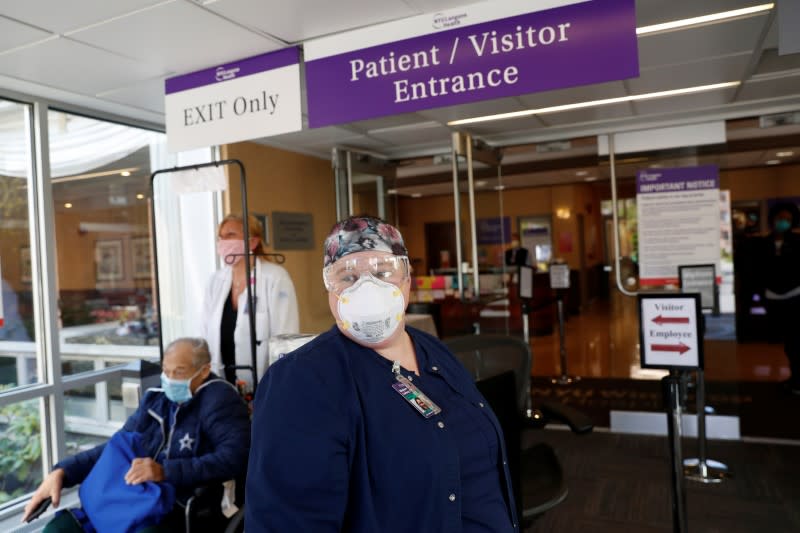 Foto de la enfermera Meghan Lindsey posando en la entrada del NYU Winthrop Hospital, donde trabaja en medio de la pandemia de coronavirus