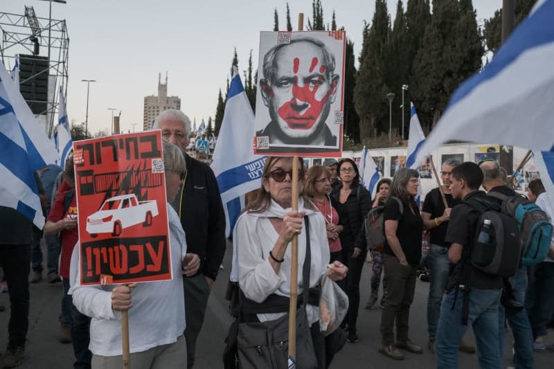 People take part in a protest against Israeli Prime Minister Benjamin Netanyahu in Jerusalem. Nir Alon/ZUMA Press Wire/dpa