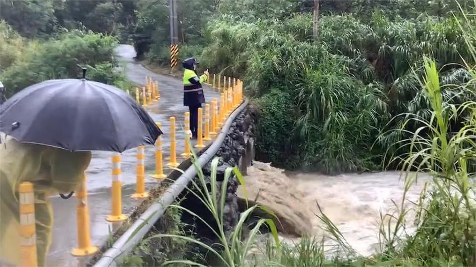 鹿野高台積水如「嘉明湖」　金城武樹「五花大綁」防倒塌