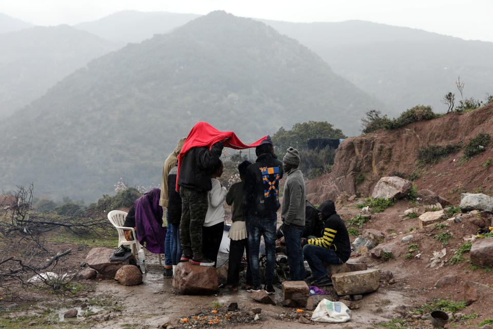 Geflohene schützen sich auf Lesbos vor dem Regen (Bild: REUTERS/Elias Marcou)