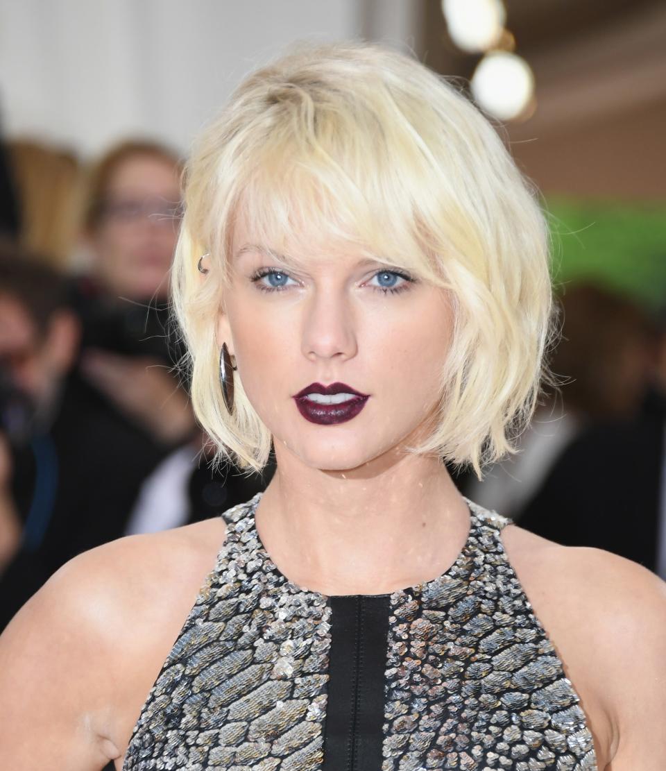 “I Don’t Wanna Live Forever”: Taylor Swift Debuts Vampy Look In New Music Video