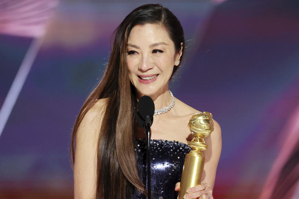 En esta imagen proporcionada por NBC, Michelle Yeoh recibe el premio a mejor actriz en una película musical o de comedia por "Everything Everywhere All at Once" en la 80a entrega anual de los Globos de Oro en el Hotel Beverly Hilton el 10 de enero de 2023, en Beverly Hills, California. (Rich Polk/NBC vía AP)