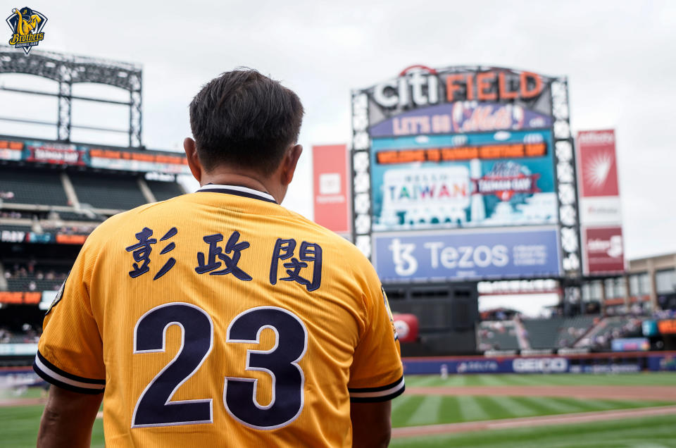 彭政閔身穿兄弟23號球衣踏上花旗球場（Citi Field）。（兄弟Fans Club）