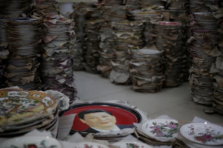 The Wider Image: Busts of leaders a hit in China's porcelain capital