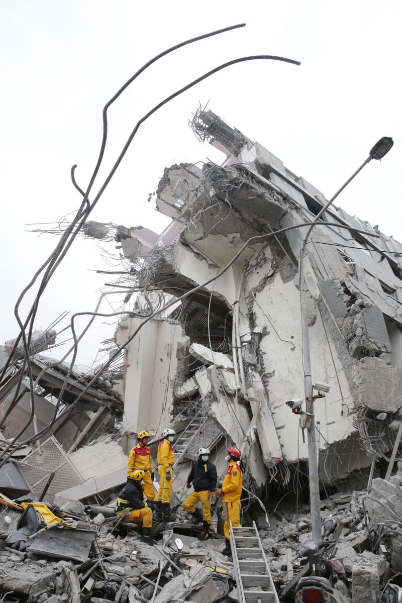 台灣南部大地震，台南市永康區維冠大樓遭強震震垮，災情慘重，救難人員全力搶救。（美聯社）