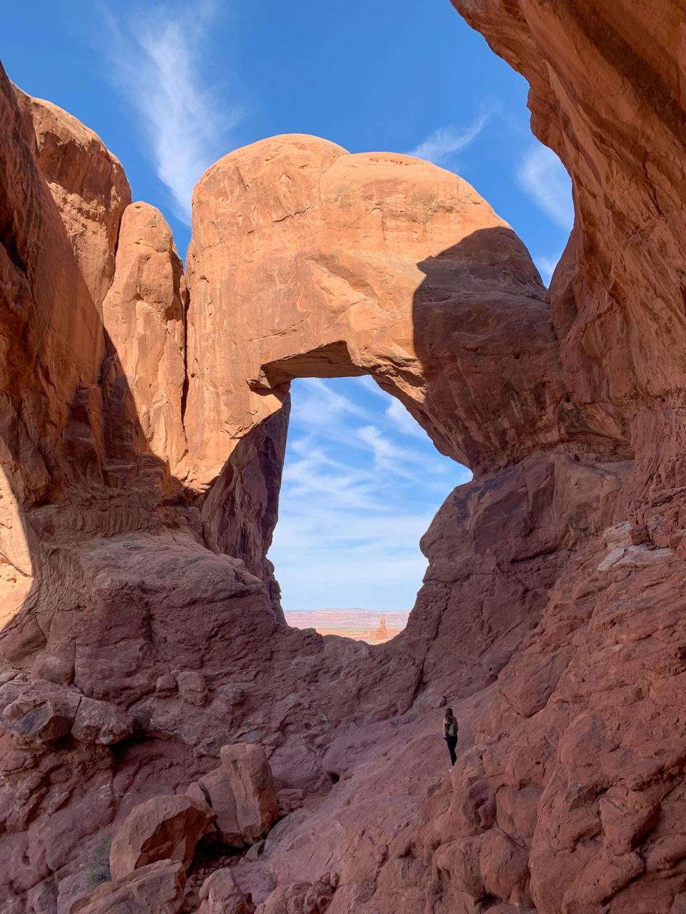 Die Autorin unter einem Gestein-Bogen im Arches National Park. - Copyright: Monica Humphries / Business Insider