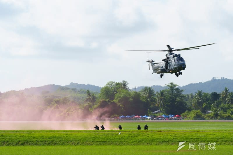 20230523-除戰機展演，馬國亦派出陸軍直升機與特戰人員演練地空聯合反恐操演，展示整體作戰能力。（傅啟禎攝）