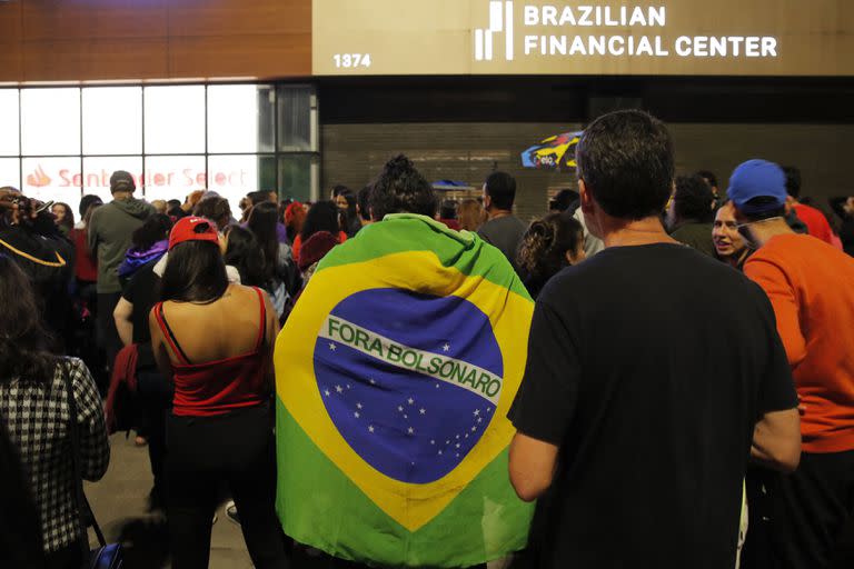 Los votantes asisten a la transmisión del conteo de votos durante la primera vuelta electoral, en la Avenida Paulista en San Palo, Brasil (Foto de CAIO GUATELLI / AFP)