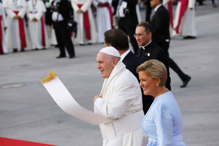 Pope Francis is welcomed by Panama President Juan Carlos Varela and First Lady Lorena Castillo as he arrives at Tocumen International airport for World Youth Day in Panama City, Panama January 23, 2019. REUTERS/Carlos Jasso