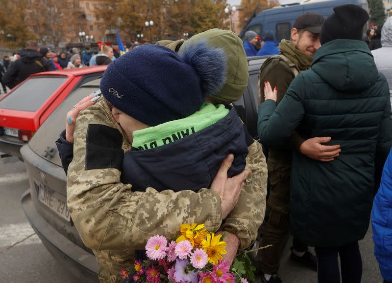 FOTO DE ARCHIVO. Un residente local abraza a un militar ucraniano tras la retirada de Rusia de Jersón, en el centro de Jersón, Ucrania