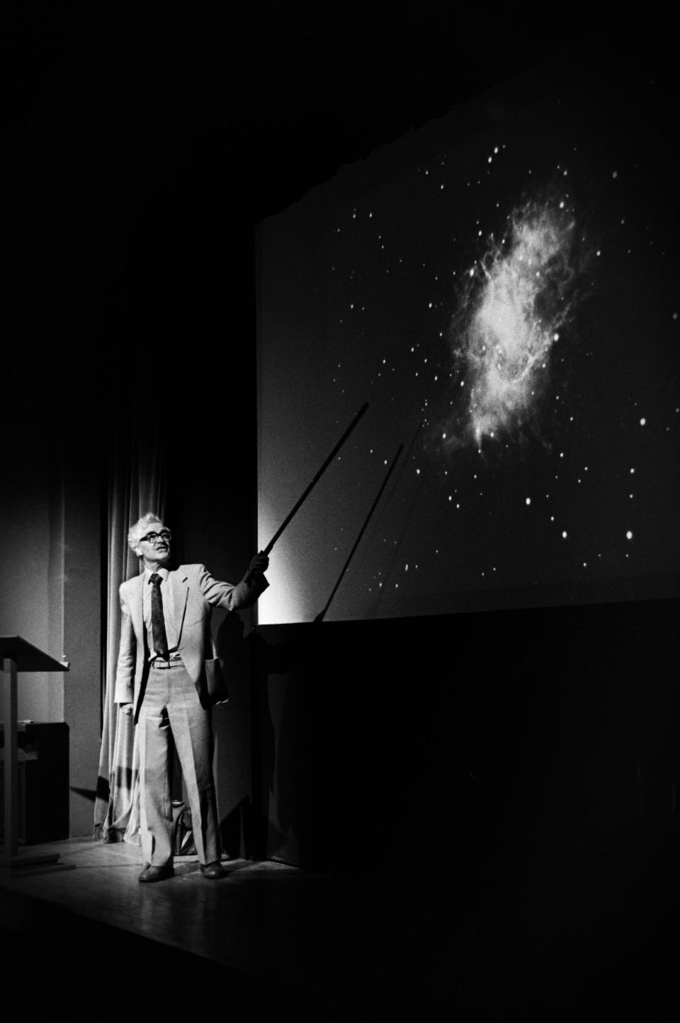 Hewish lecturing at Boston Astronomers conference in Lincolnshire in 1987 with a slide of the Crab Nebula - Alamy