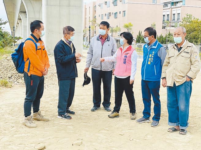 台鐵頭家厝火車站的高架橋下冬季黃沙滾滾，立委楊瓊瓔（右三）要求台鐵局盡速改善。（王文吉攝）