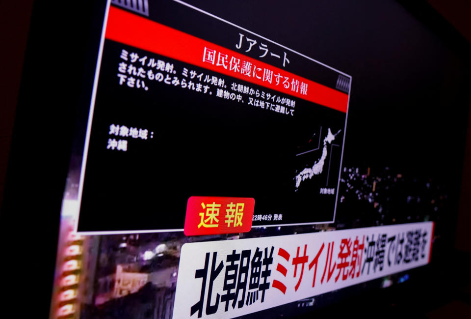 日本政府21日晚間透電視向沖繩南部縣居民發布緊急警告，稱北韓發射了一枚導彈，沖繩縣居民應在室內躲避。（路透社）