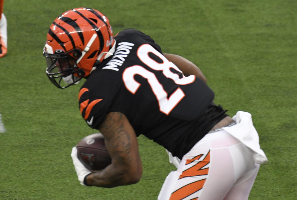 INGLEWOOD, CALIFORNIA - FEBRUARY 13: Joe Mixon #28 of the Cincinnati Bengals carries the ball against the Los Angeles Rams during Super Bowl LVI at SoFi Stadium on February 13, 2022 in Inglewood, California.  (Photo by Focus on Sport/Getty Images)