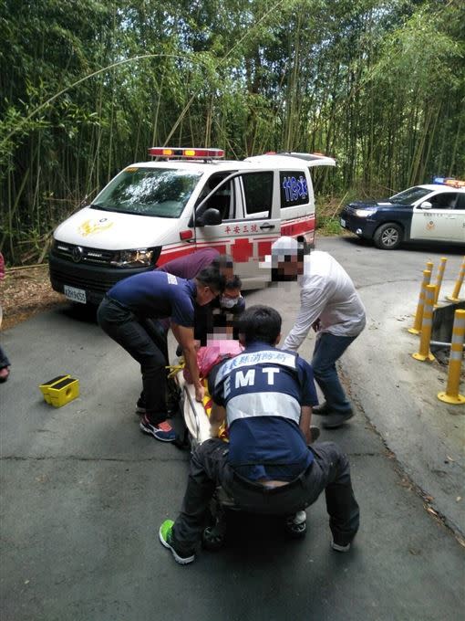 疑壓到山路上的石塊，貨車失控劇烈震動拋飛採茶工人。（圖／翻攝畫面）