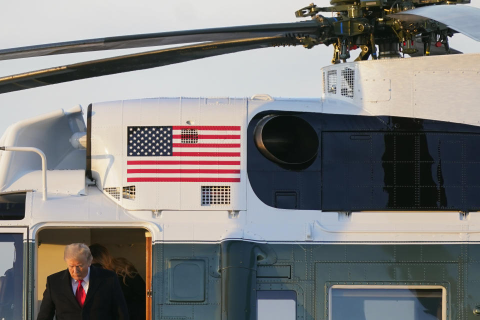 El presidente Donald Trump baja del helicóptero presidencial el miércoles 23 de diciembre de 2020 antes de subir al avión presidencial en la Base Andrews de la Fuerza Aérea, en Maryland. El mandatario viajaba hacia su centro turístico de Mar-a-Lago en Palm Beach, Florida. (AP Foto/Patrick Semansky)