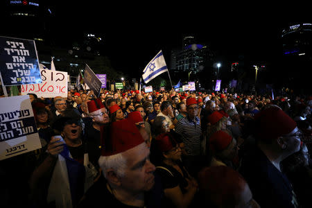 Israelis hold a demonstration against possible legislation reigning in the supreme court which could grant Prime Minister Benjamin Netanyahu immunity from prosecution if he faces corruption charges, in Tel Aviv, Israel May 25, 2019. REUTERS/Ammar Awad