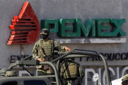 FILE PHOTO: Soldiers keep guard a gas facility of Pemex in Reynosa September 18, 2012.  REUTERS/Daniel Becerril/File Photo