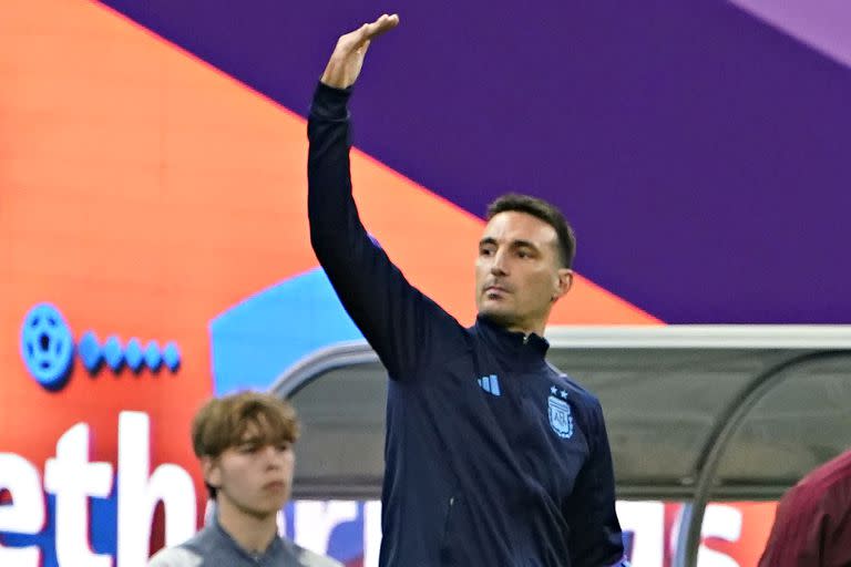 El DT de Argentina Lionel Scaloni durante el partido frente a Holanda