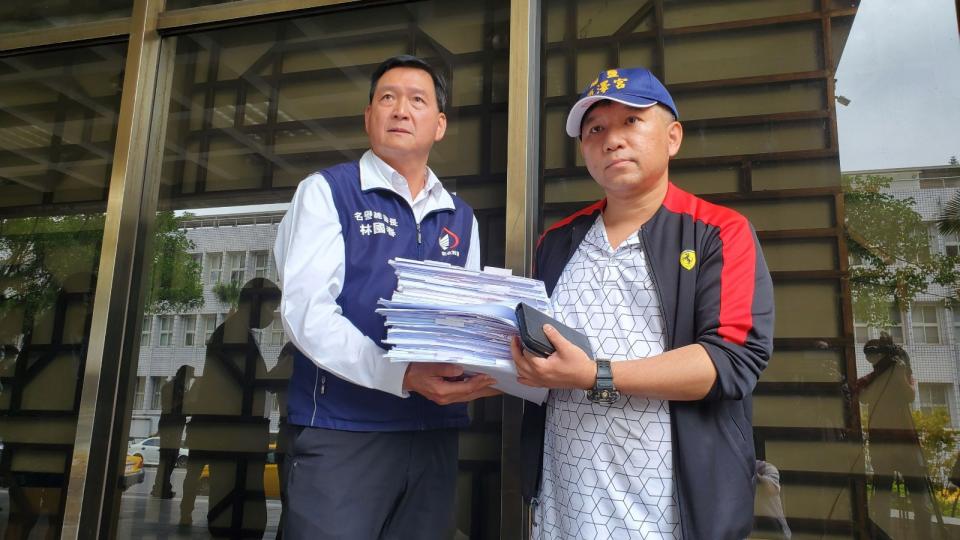 新北市議員林國春(左)陪同im.B被害人代表陳玠滕(右)到台北地檢署提告。侯柏青攝