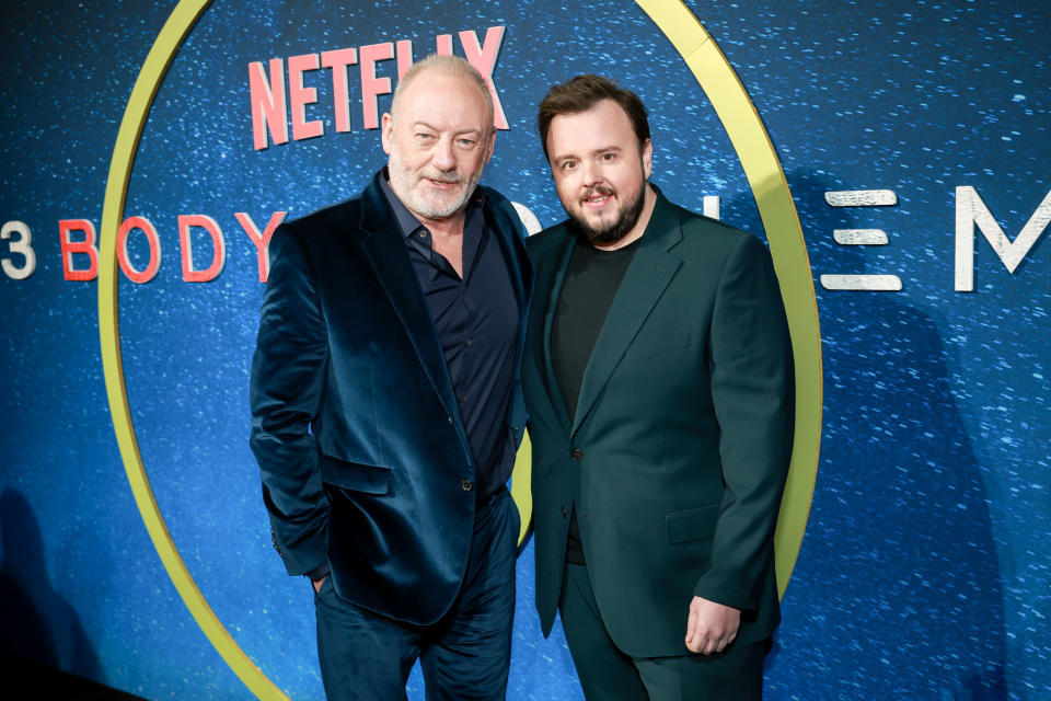 Liam Cunningham y John Bradley en la premiere de 