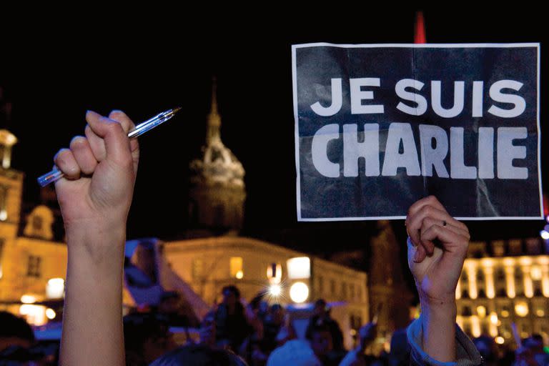 En esta foto del 7 de enero de 2015, un manifestante sostiene un cartel que dice "Soy Charlie"; en Clermont-Ferrand (centro de Francia), durante una manifestación en apoyo a las víctimas del ataque del semanario