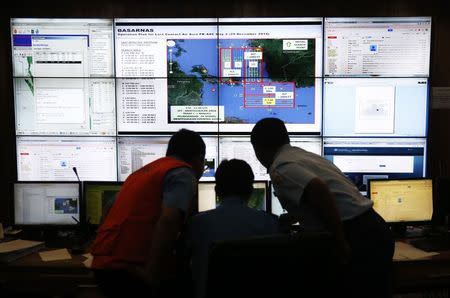 Authorities monitor progress in the search for AirAsia Flight QZ8501 in the Mission Control Center inside the National Search and Rescue Agency in Jakarta December 29, 2014. REUTERS/Darren Whiteside