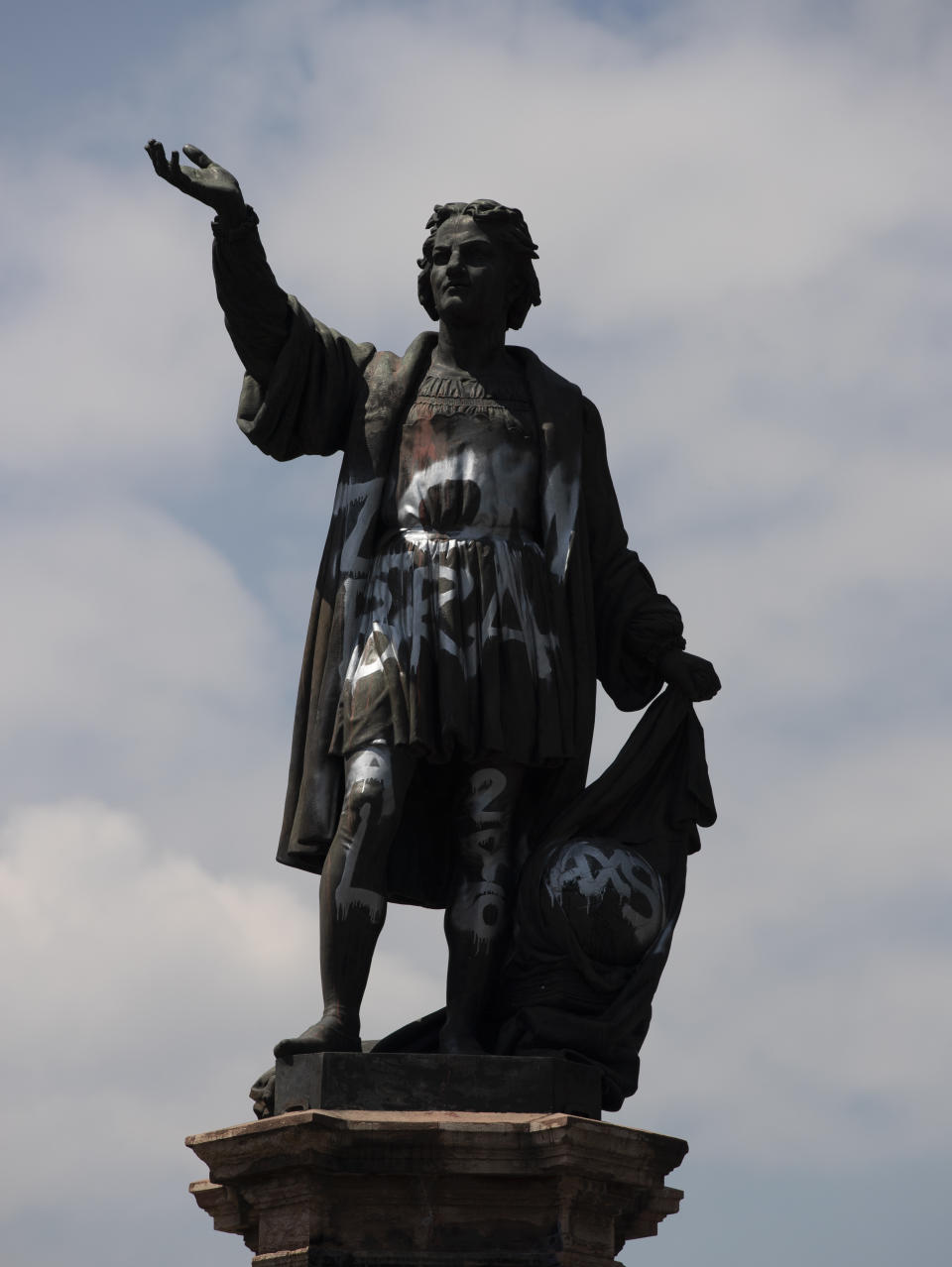 ARCHIVO - La estatua vandalizada de Cristóbal Colón colocada en el Paseo de la Reforma de Ciudad de México, el lunes 28 de septiembre de 2020. Tres años después de que fuera retirada de ese lugar, aún aguarda en instalaciones del Instituto Nacional de Antropología e Historia en espera de que se decida qué hacer con ella. (AP Foto/Marco Ugarte, Archivo)