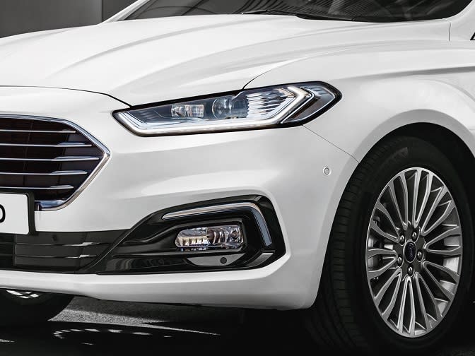 Ford Mondeo 珍藏型採 Ford Dynamic 智慧頭燈及 18 吋多輻輪圈。