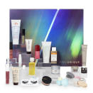 Esprit galaxie chez Féelunique ! La griffe a sélectionné ses marques préférées dans un calendrier inspiré des aurores boréales. Shiseido, REN, Nuxe, FILORGA… A-t-on vraiment besoin d’en citer d’autres pour vous faire craquer ? <strong>Le petit plus : </strong>un mélange de produits de beauté et de cosmétiques. <strong>Le spoiler : </strong>derrière un certain numéro allant de 1 à 24 se trouvent… Des faux cils. Deux formats sont disponibles : 12 jours et 24 jours. Disponible sur feelunique.com, 59 € et 89 €.