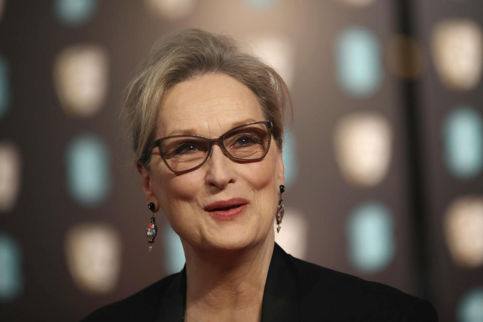 La actriz Meryl Streep posa para retratos a su llegada a los Premios de la Academia Británica de las Artes Cinematográficas y de la Televisión en Londres el domingo 12 de febrero de 2017. (Foto Vianney Le Caer/Invision/AP)