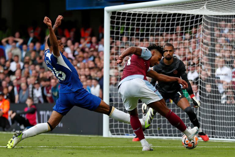 Ollie Watkins, delantero de Aston Villa, anota el gol del triunfo ante Chelsea, por la Premier League

