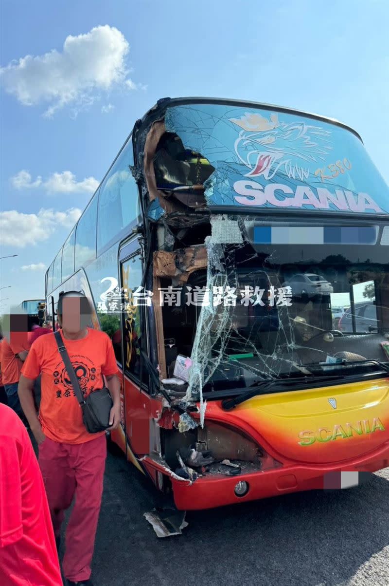 每部遊覽車乘客約20至20人，疑似是從台中前往台南的進香團。（圖／翻攝台南道路救援（張家班））