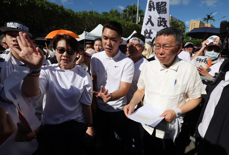 716凱道集會　柯文哲、黃珊珊出席 網紅「館長」陳之漢和前時力立委黃國昌以「司法及 居住正義」訴求，16日下午號召民眾上凱達格蘭大道 集會，台灣民眾黨總統參選人柯文哲（前右）與前台 北市副市長黃珊珊（前右3）等人出席。 中央社記者趙世勳攝　112年7月16日 