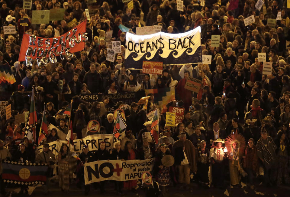 Manifestantes protestan para exigir a los líderes mundiales una acción real contra el cambio climático, en Madrid, el viernes 6 de diciembre de 2019. (AP Foto/Bernat Armangue)