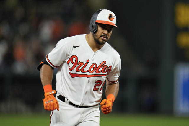 Santander and Mullins HRs help first-place Orioles beat Berríos