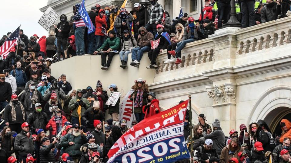 Simpatizantes de Donald Trump afuera del Capitolio, durante el asalto al mismo.