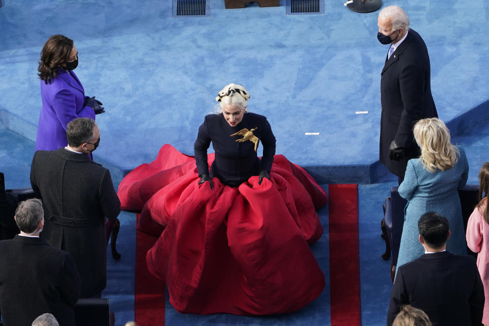 El presidente electo Joe Biden y la vicepresidenta electa Kamala Harrise miran a Lady Gaga retirarse tras cantar el himno nacional durante la ceremonia de investidura frente al Capitolio en Washington, el miércoles 20 de enero del 2021. (AP Foto/Susan Walsh, Pool)