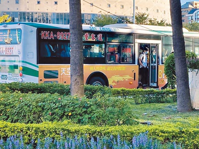 高中學生上課多數搭乘公車通勤，車上像擠沙丁魚，無法保持安全社交距離。（游念育攝）