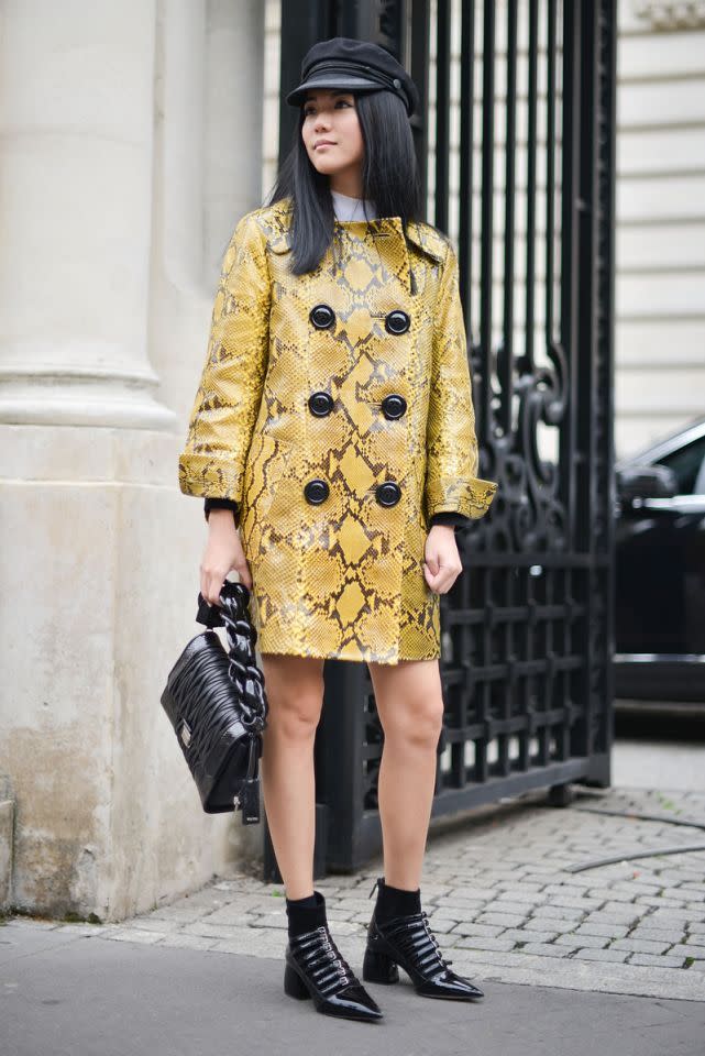 Une star du street style dans un caban python à double boutonnage Miu Miu