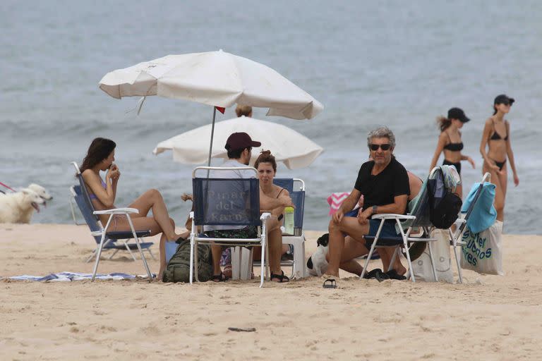 Ricardo Darín y su familia en la playa