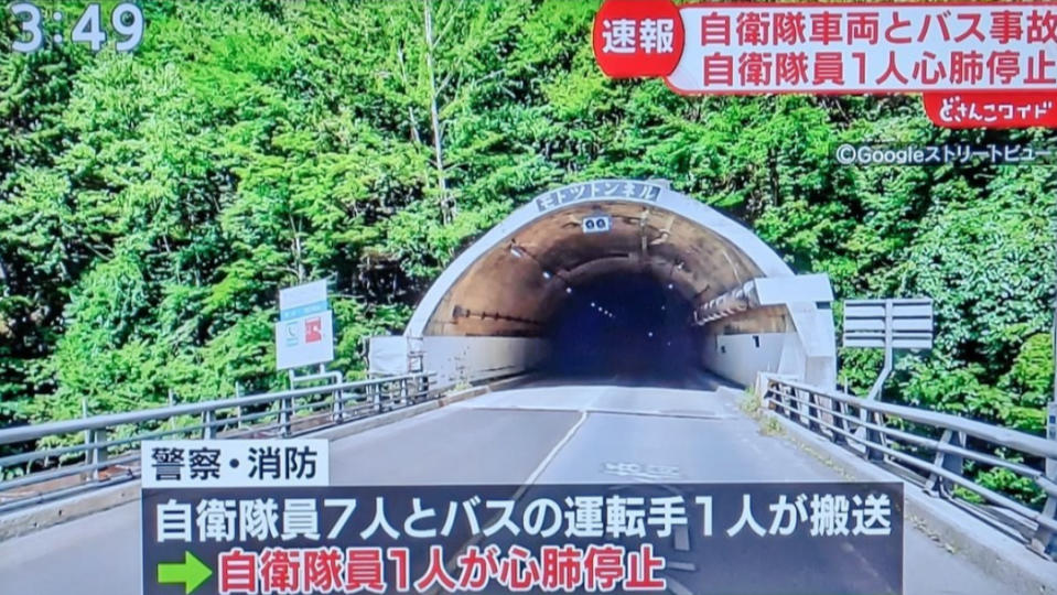 日本北海道發生自衛隊車輛與巴士擦撞的事故，目前已知造成1名隊員心肺停止，含巴士駕駛在內共7人送醫。翻攝Twitter＠unibabibi