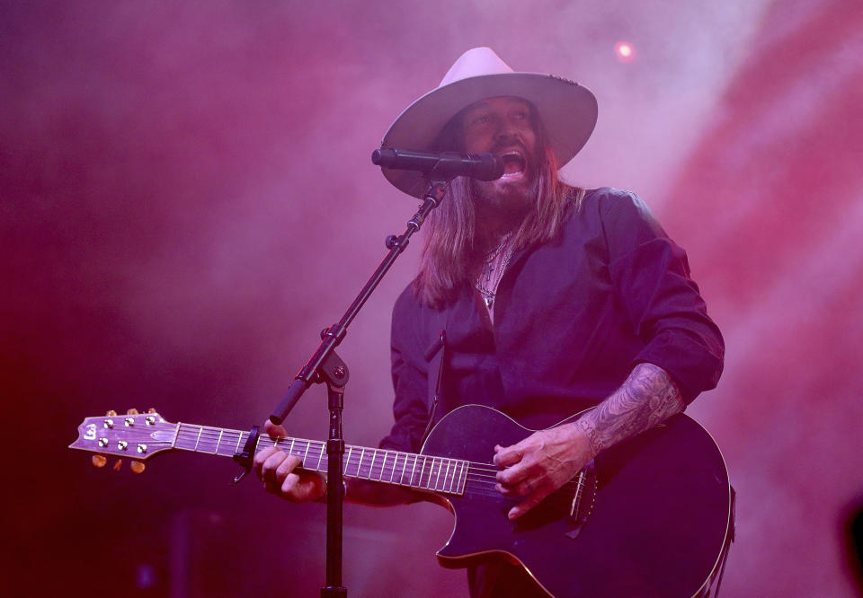 Billy Ray Cyrus canta en la fiesta de Spotify para los nominados al Grammy al mejor artista nuevo, el jueves 23 de enero del 2020 en The Lot Studios en West Hollywood, California. (Foto por Willy Sanjuan/Invision/AP)